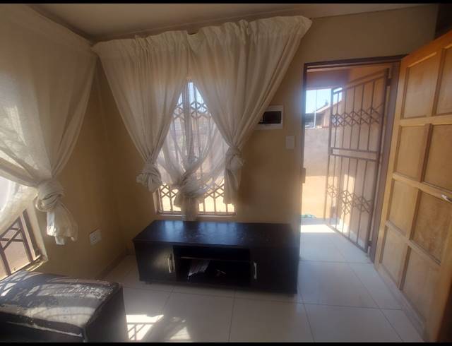 2 BEDROOM FREEHOLD FOR SALE IN SOSHANGUVE EAST EXT 5